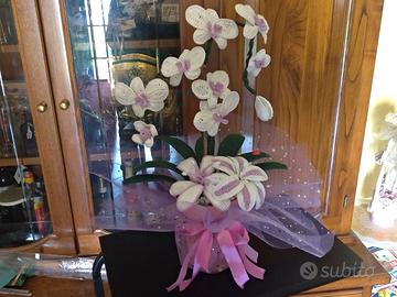 Idea regal Vaso di orchidee all'uncinetto.