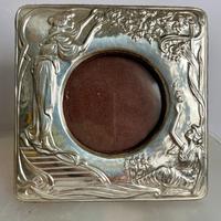 Cornice argento sbalzato stile Liberty