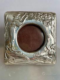 Cornice argento sbalzato stile Liberty