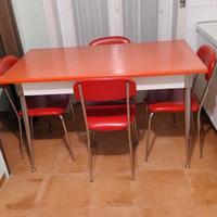 Tavolo con 4 sedie rosse