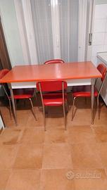 Tavolo con 4 sedie rosse