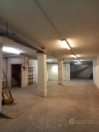 Locale di 75 mq + ampio magazzino di 182 m