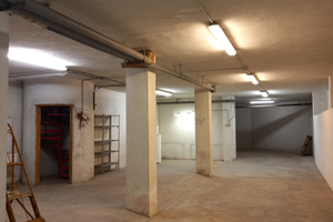 Locale di 75 mq + ampio magazzino di 182 m