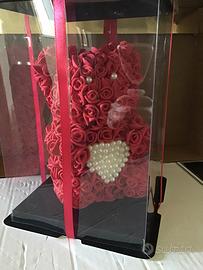 Orsetto di rose rosse