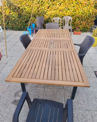 Tavolo in legno allungabile con gambe in metallo