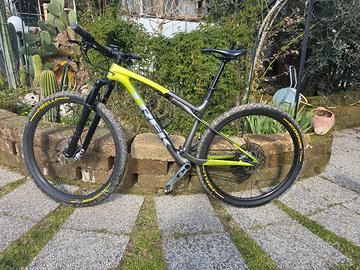 TREK Supercaliber SI 9.7 nero/giallo 2gen