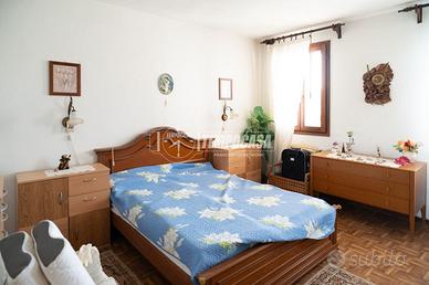 Casa accostata con ampio giardino e garage