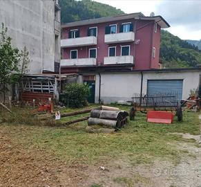 magazzino con terreno edificabile annesso 