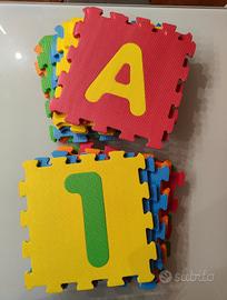Tappeto gioco puzzle n.18 tessere lettere numeri
