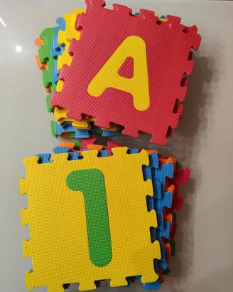 Tappeto gioco puzzle n.18 tessere lettere numeri