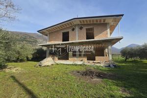 Avella - Soluzione grezza con ampio spazio esterno