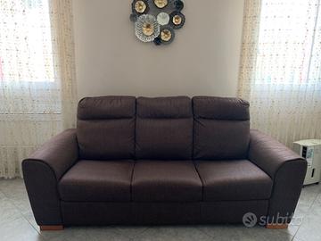 2 Divani come nuovi (da 3 posti)