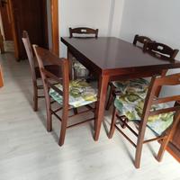 tavolo allungabile con sei sedie 