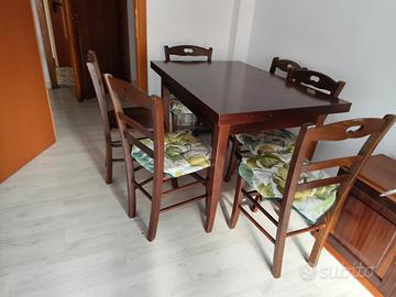 tavolo allungabile con sei sedie 