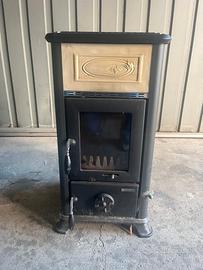 Stufa a legna, in ghisa con vetro sul portello