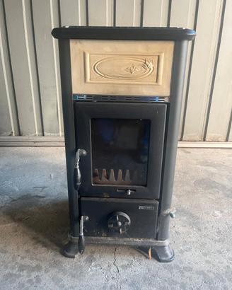 Stufa a legna, in ghisa con vetro sul portello