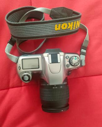 Nikon a pellicola F65 con obiettivo 28-50 e custod