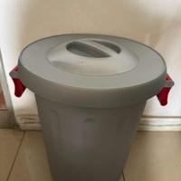 pattumiera con coperchio