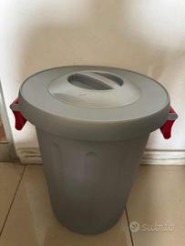 pattumiera con coperchio
