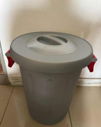 pattumiera con coperchio