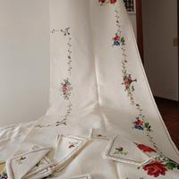 Tovaglia 12 posti ricamata a mano con tovaglioli