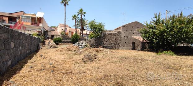 Casa Con Terreno Edificabile e Magazzini