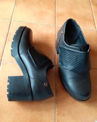 Scarpe nere con suola alta Primadonna