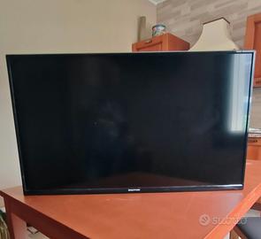 Televisore con digitale terrestre integrato.