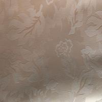 Tovaglie di colore avorio/bordeaux.