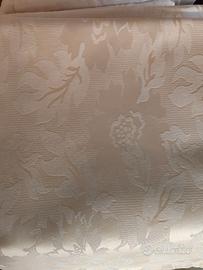 Tovaglie di colore avorio/bordeaux.