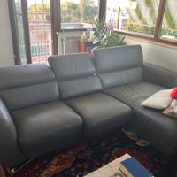 Divano in pelle con chaise longue