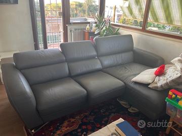 Divano in pelle con chaise longue