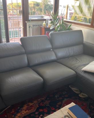 Divano in pelle con chaise longue