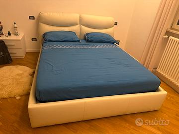 Letto matrimoniale contenitore con materasso  100€