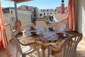 Mansarda con posti auto mesi estivi a100m dal mare