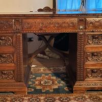 Scrivania intarsiata e libreria