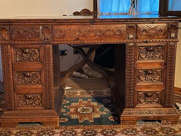 Scrivania intarsiata e libreria