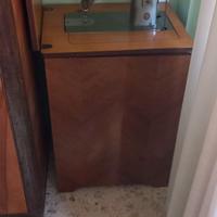 Macchina da cucire d'epoca "Singer" a pedale