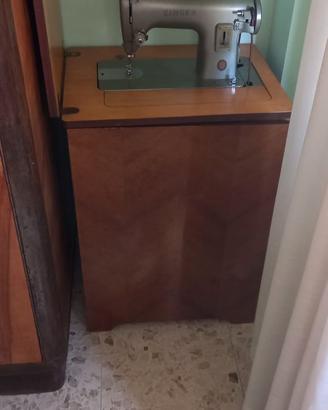 Macchina da cucire d'epoca "Singer" a pedale