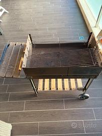 Barbecue con ruote e ripiani laterali