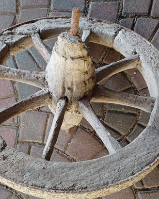 Ruota antica in legno con cerchio in ferro – diame