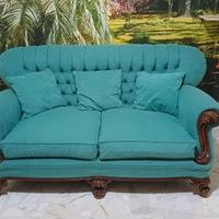 Divano Chesterfield 2 posti con braccioli in legno