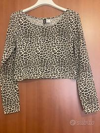 Maglietta crop in tessuto animalier