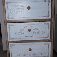 Cassettiera bianca in legno