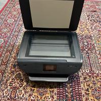 Stampante e fotocopiatrice con scanner HP a colori