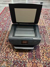 Stampante e fotocopiatrice con scanner HP a colori