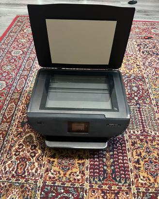 Stampante e fotocopiatrice con scanner HP a colori