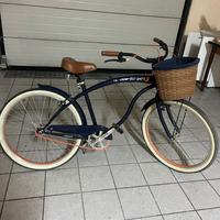 Bici vintage blu con manopole in pelle e cestino