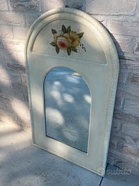 Specchio con cornice in legno e decoro dipinto