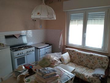Casa con pertinenza e terreno
